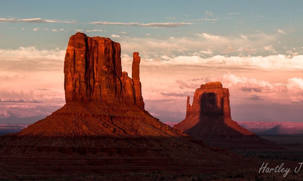 IMAGE: http://i1022.photobucket.com/albums/af341/Hartleyg/MonumentValley/MittenShadow1_2.jpg