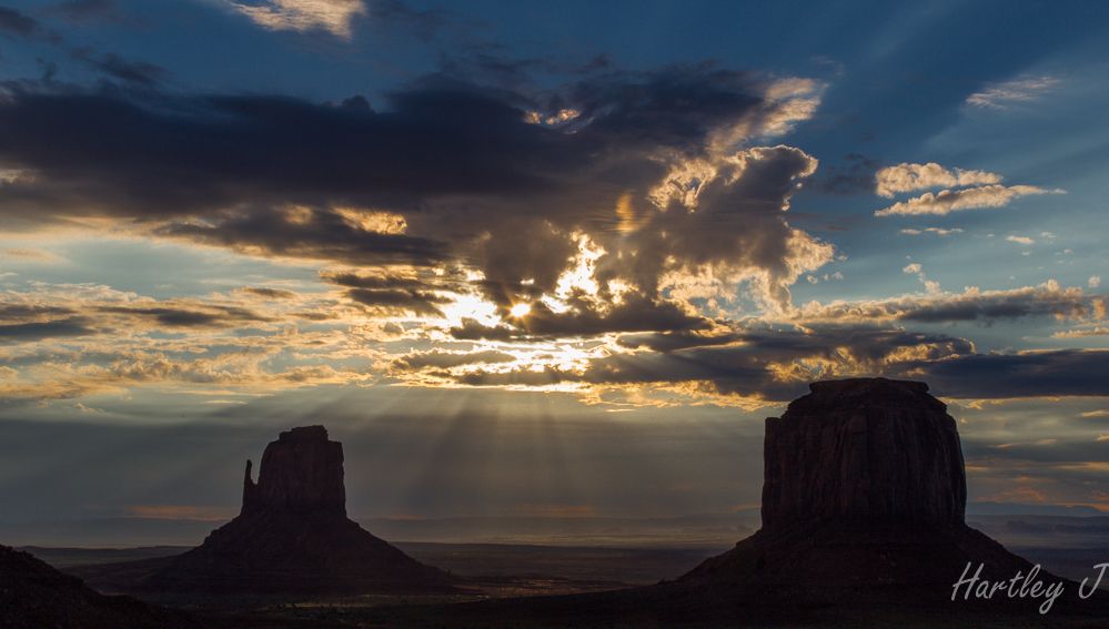 IMAGE: http://i1022.photobucket.com/albums/af341/Hartleyg/MonumentValley/MonumentSunrise2.jpg