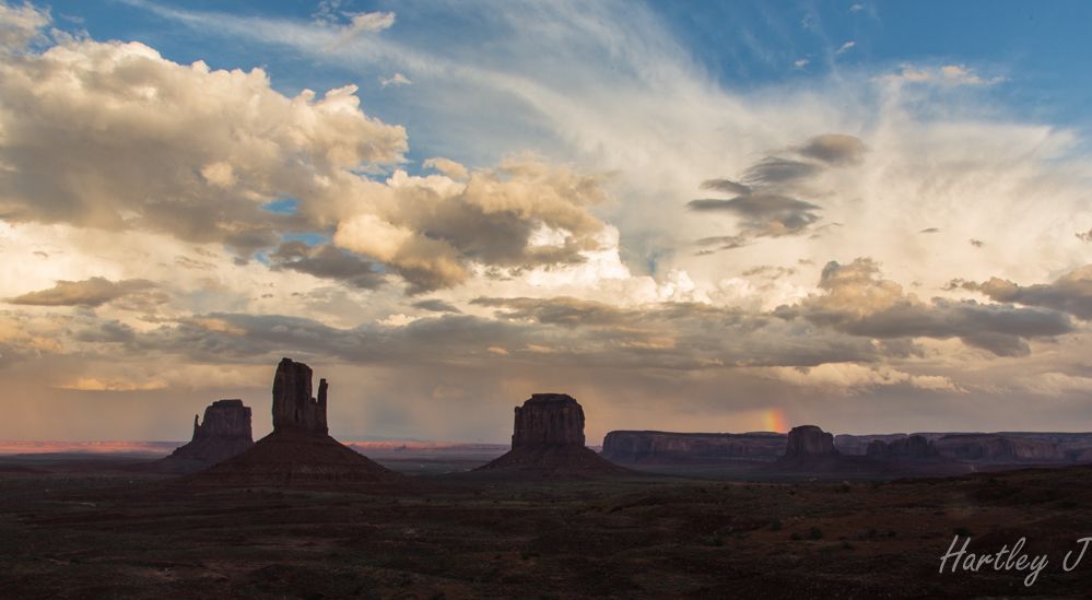 IMAGE: http://i1022.photobucket.com/albums/af341/Hartleyg/MonumentValley/MonumentV2.jpg