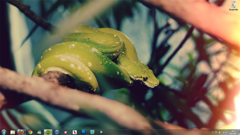 IMAGE: http://i1022.photobucket.com/albums/af342/KailaLouise/backg.jpg