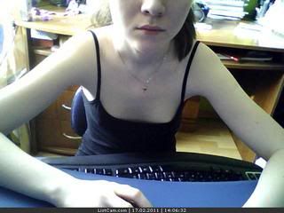Брюнетка в очках и в чулках перед веб камерой показывает соло мастурбацию